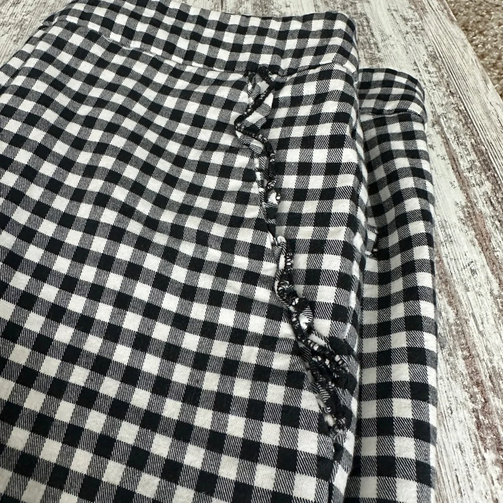 Zara Basic Black and White Checkered Ruffle Pocket Pants - Picture 4 of 8